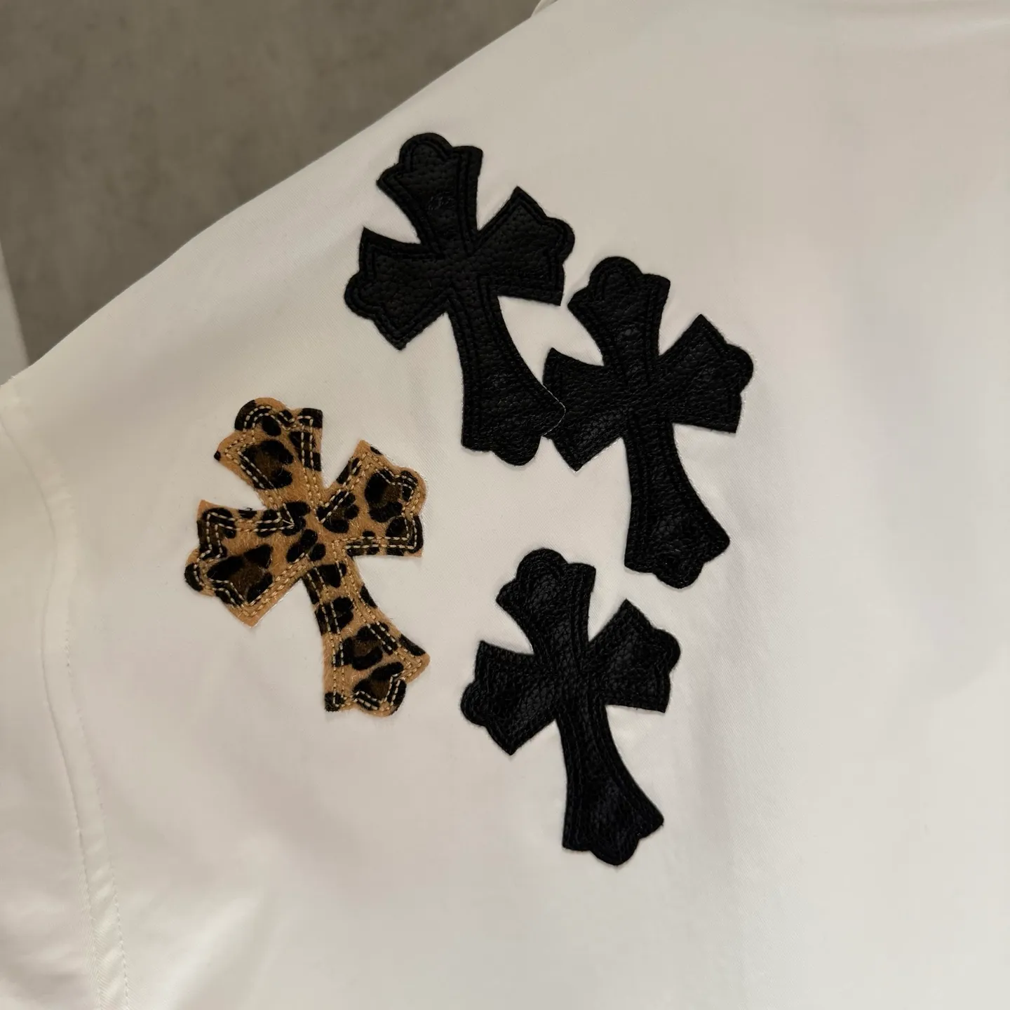 🅿️410 [Strict quality control] CH Croix Heart 25 Limited Leopard Print Work Dog Jacket Camouflage Cross Workdog is the best-looking jacket in CH, with black leather➕horse hair cross leather splicing, silver-plated hardware, loose fit, quite wide and stylish, and the same style for men and women. Color: black and white 2 colors Size: M-2xl
